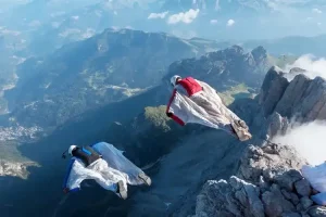 دو مرد با چتر بر فراز کوه